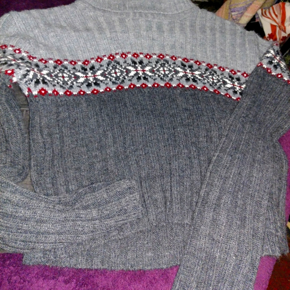 Cute holiday sweater med